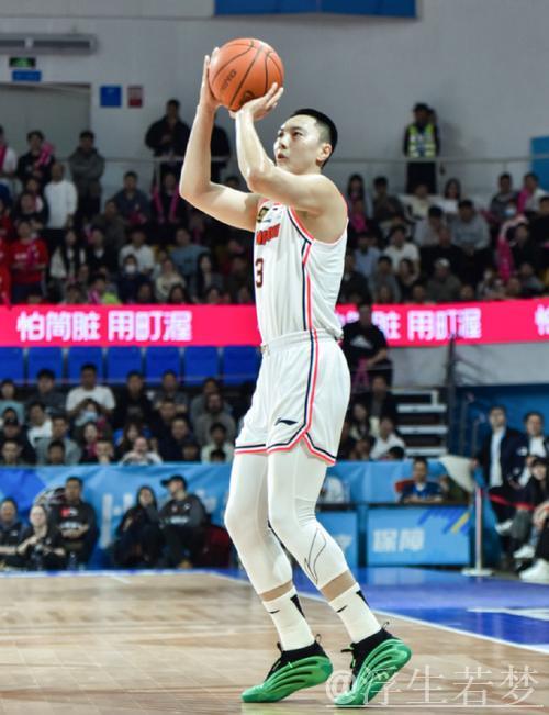 伯克30+10+6胡明轩斩15分 广东击败吉林豪取三连胜 伯克30+10+6胡明轩斩15分 广东击败吉林豪取三连胜